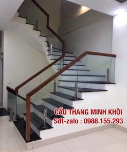 CẦU THANG KÍNH ĐẸP TẠI HÀ NỘI . LAN CAN CẦU THANG KÍNH ĐẸP TAY VỊN GỖ