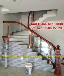 CẦU THANG KÍNH TAY VỊN GỖ ĐẸP . CẦU THANG KÍNH CƯỜNG LỰC TẠI HÀ NỘI