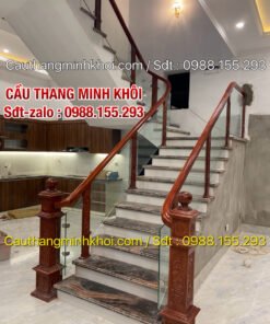 CẦU THANG KÍNH CƯỜNG LỰC ĐẸP . LAN CAN CẦU THANG KÍNH TAY VỊN GỖ