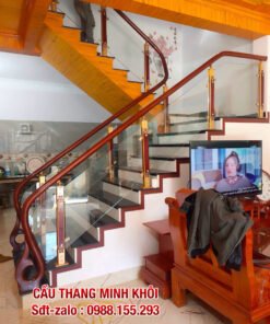 CẦU THANG KÍNH CƯỜNG LỰC ĐẸP . CẦU THANG KÍNH TAY VỊN GỖ