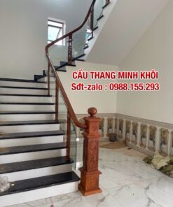 CẦU THANG GỖ KÍNH ĐẸP TẠI HÀ NỘI . LAN CAN CẦU THANG KÍNH TAY VỊN GỖ