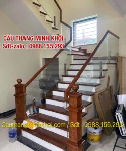 CẦU THANG KÍNH TAY VỊN GỖ . CẦU THANG KÍNH CƯỜNG LỰC ĐẸP