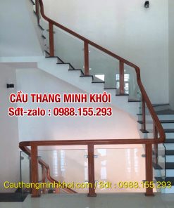 LAN CAN CẦU THANG KÍNH CƯỜNG LỰC . MẪU CẦU THANG KÍNH ĐẸP TAY VỊN GỖ