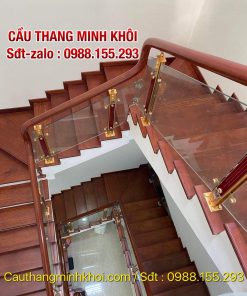 CẦU THANG KÍNH CƯỜNG LỰC ĐẸP . CẦU THANG KÍNH ĐẸP TAY VỊN GỖ