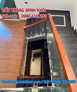 CẦU THANG LAN CAN KÍNH CƯỜNG LỰC . CẦU THANG KÍNH TAY VỊN GỖ ĐẸP