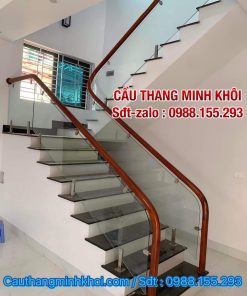 CẦU THANG KÍNH TAY VỊN GỖ . MẪU CẦU THANG GỖ KÍNH ĐẸP