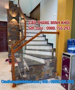 CẦU THANG KÍNH TAY VỊN GỖ TẠI HÀ NỘI . CẦU THANG KÍNH ĐẸP TẠI HÀ NỘI