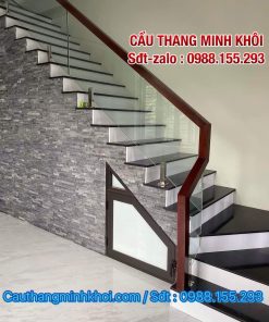 CẦU THANG KÍNH CƯỜNG LỰC . MẪU CẦU THANG KÍNH ĐẸP TAY VỊN GỖ