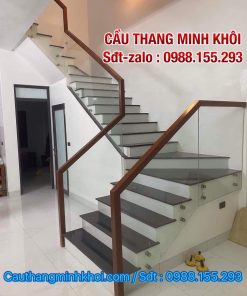 CẦU THANG KÍNH TAY VỊN GỖ TẠI HÀ NỘI . LAN CAN CẦU THANG KÍNH CƯỜNG LỰC