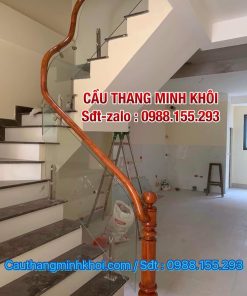 CẦU THANG KÍNH GỖ ĐẸP TẠI HÀ NỘI. LAN CAN CẦU THANG KÍNH TAY VỊN GỖ