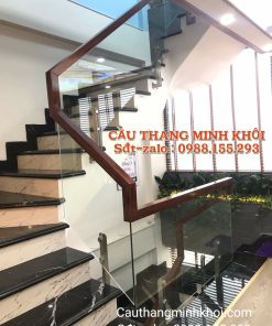 CẦU THANG KÍNH ĐẸP TAY VỊN GỖ TẠI HÀ NỘI . LAN CAN CẦU THANG KÍNH CƯỜNG LỰC