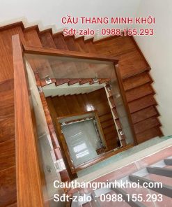 LAN CAN CẦU THANG KÍNH CƯỜNG LỰC . TAY VỊN CẦU THANG KÍNH GỖ ĐẸP