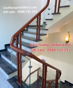 CẦU THANG LAN CAN KÍNH GỖ ĐẸP. MẪU TAY VỊN CẦU THANG KÍNH CƯỜNG LỰC